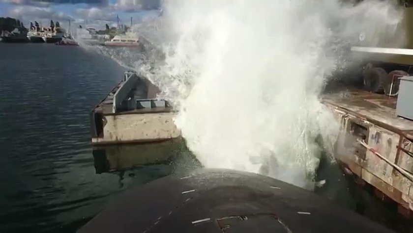 Подводные лодки делают залп России