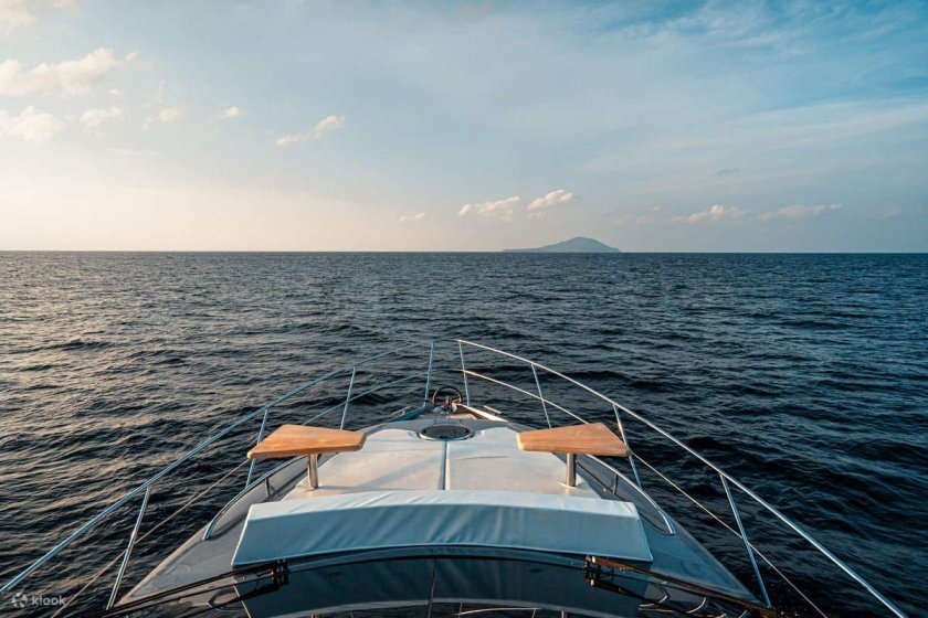 Яхта в море