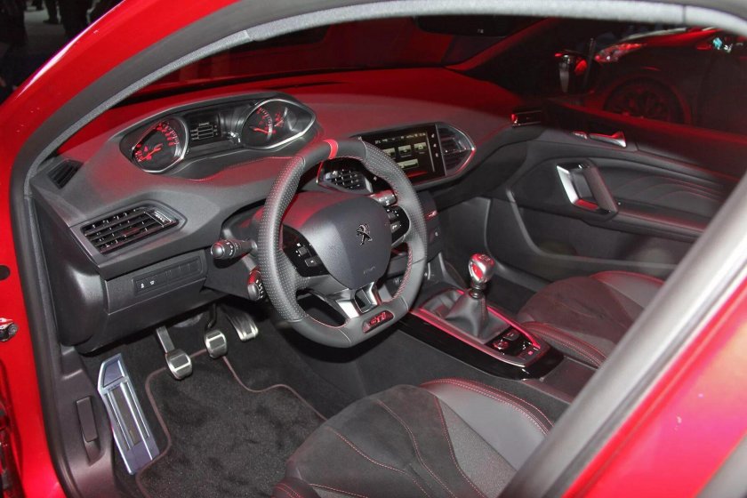 Пежо 308 красный салон