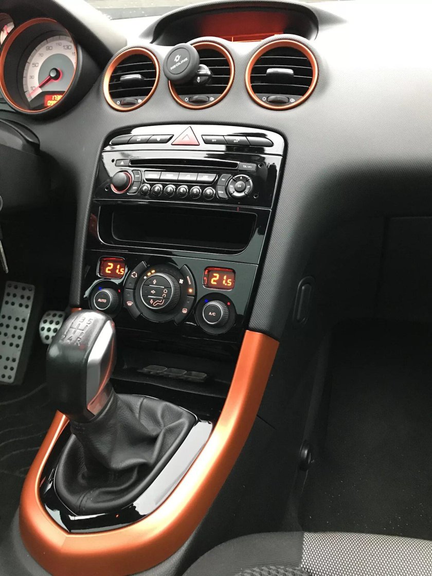 Центральная консоль Пежо 408