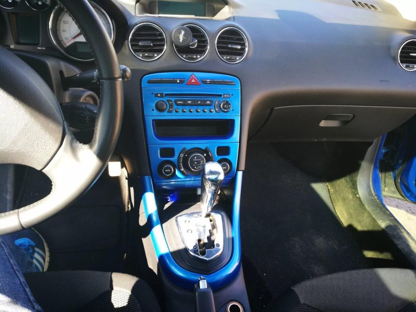 Пластик салона Пежо 308