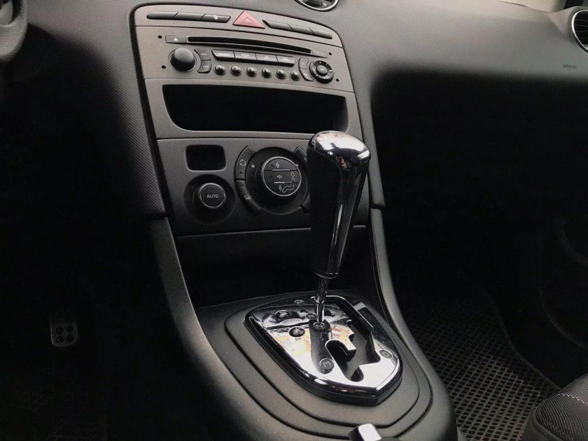 Центральная консоль Пежо 408