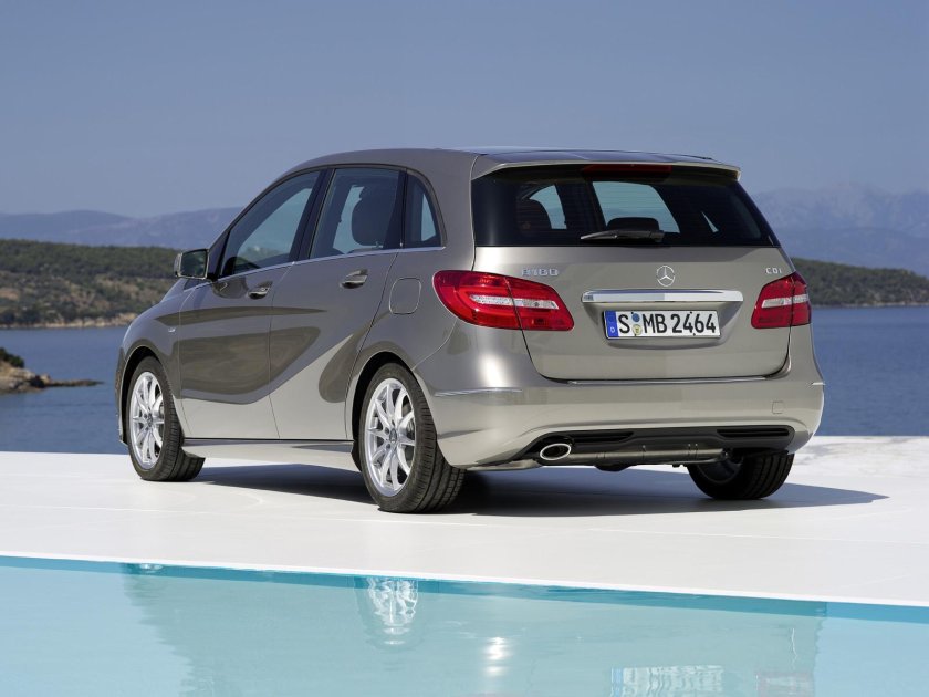 Мерседес-Бенц b 180