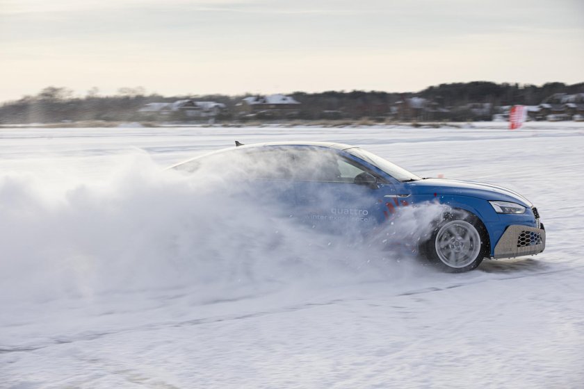 Порш на замершем озере