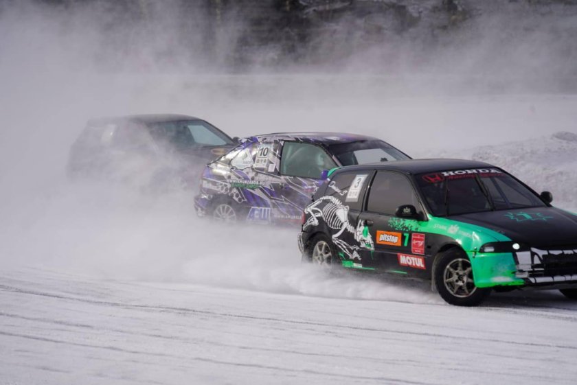 Гонки на льду на машинах