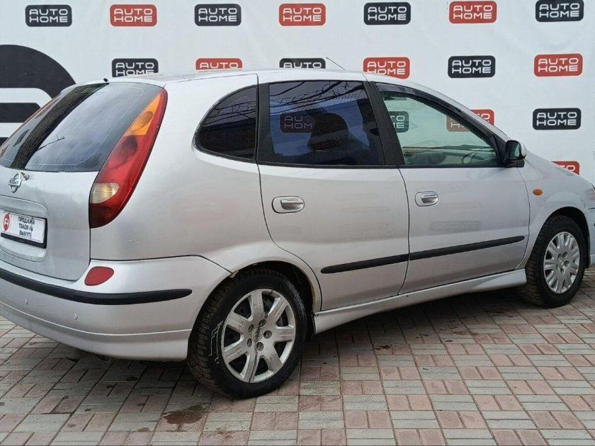 Nissan almera tino 2004
