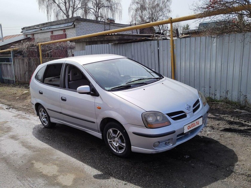 Nissan tino 2001