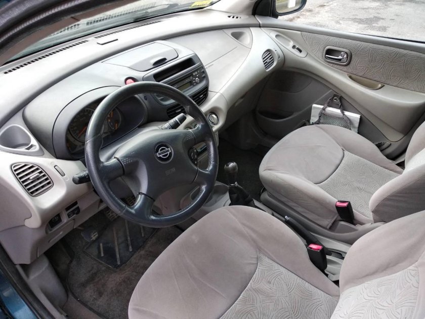 Nissan Almera Tino 2001 салон