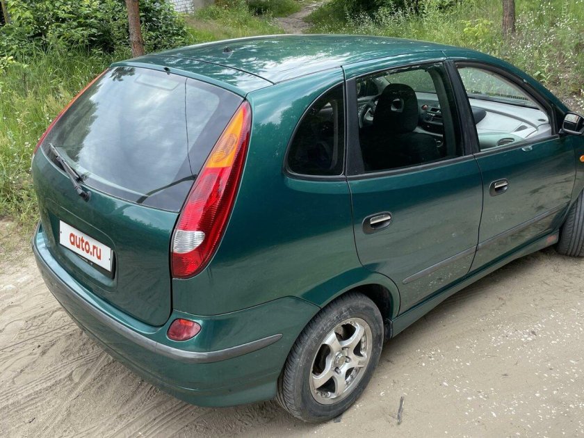 Ниссан Тино 2002 черная