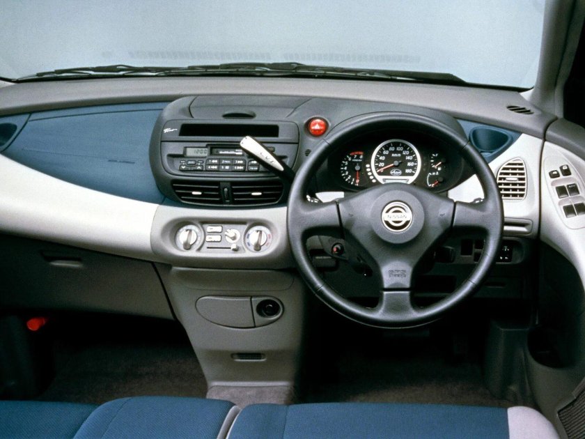 Nissan Tino 2001 салон