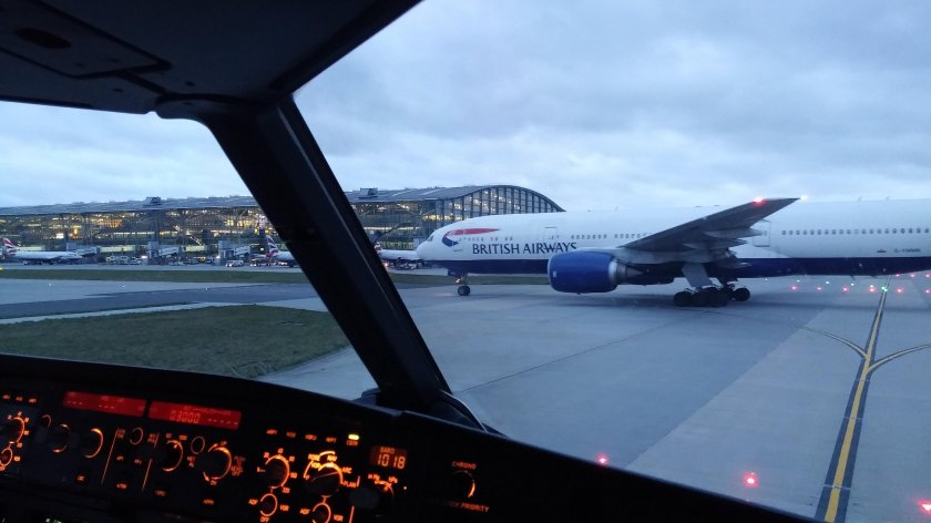 Самолет и аэропорт