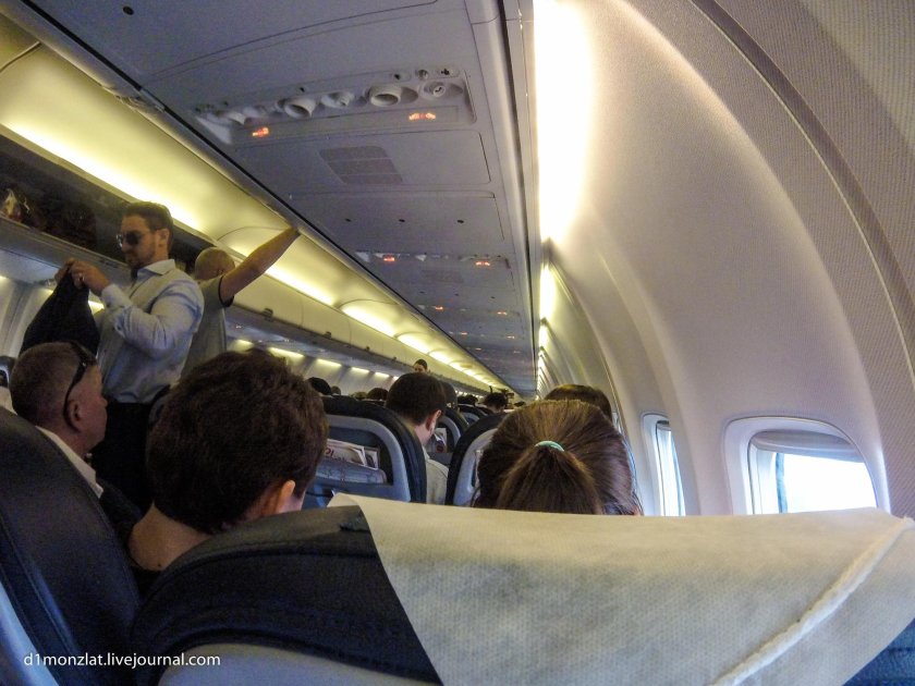 Вид из окна аэропорта на самолет