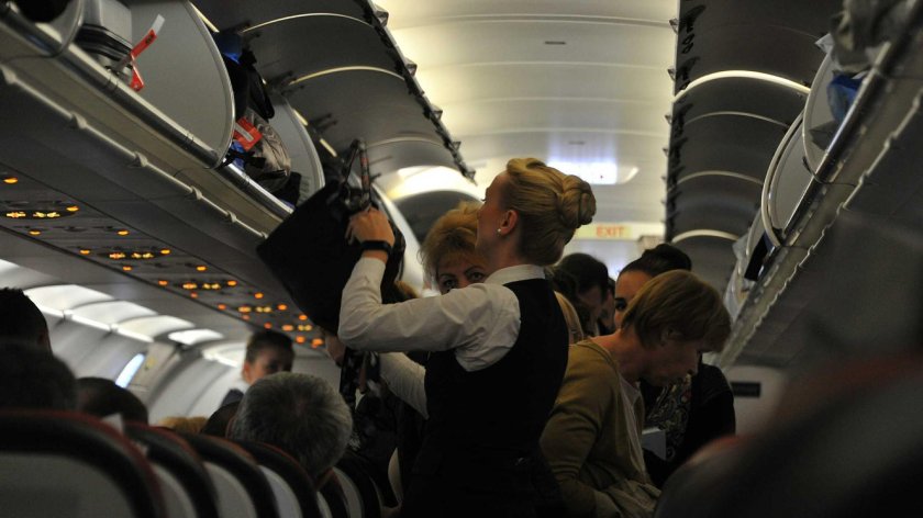 Салон самолета с пассажирами