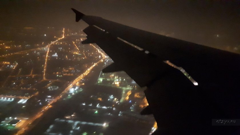 Иллюминатор самолета ночью Домодедово