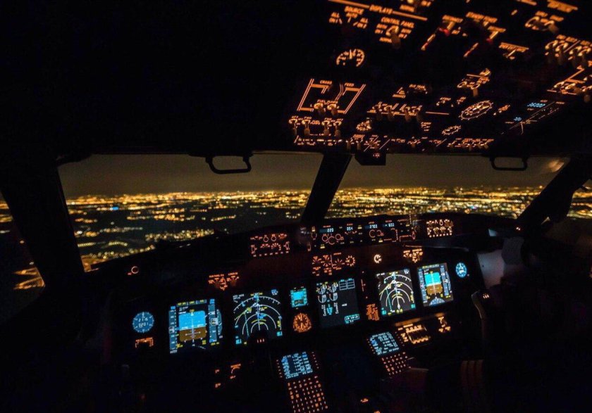 Кабина Boeing 737 ночь