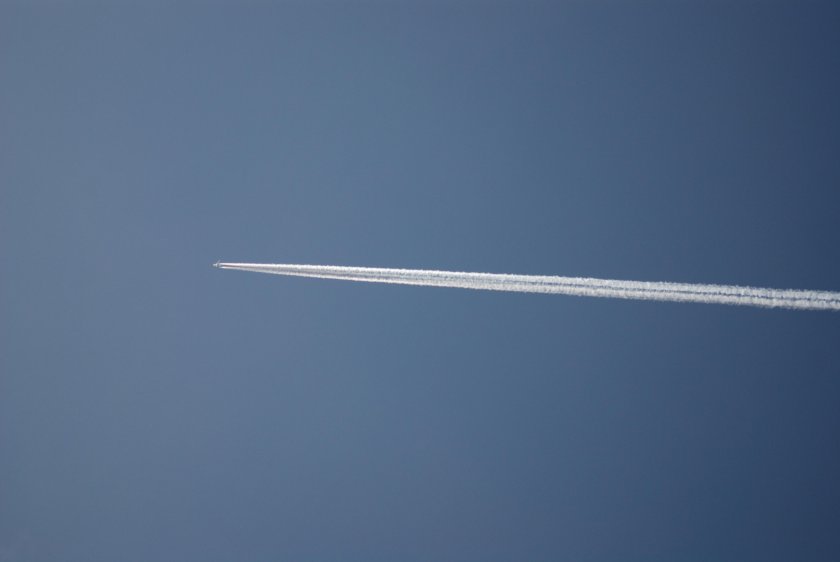 След самолета