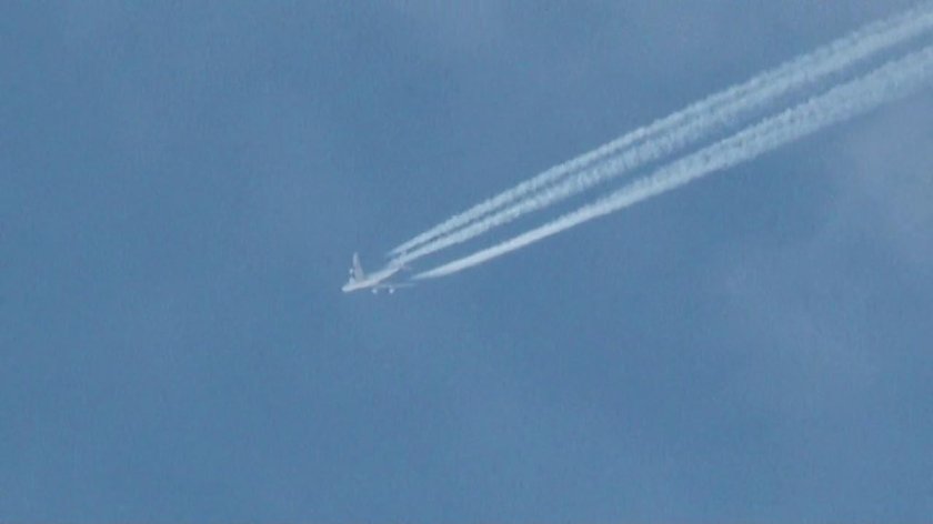 Самолет в небе