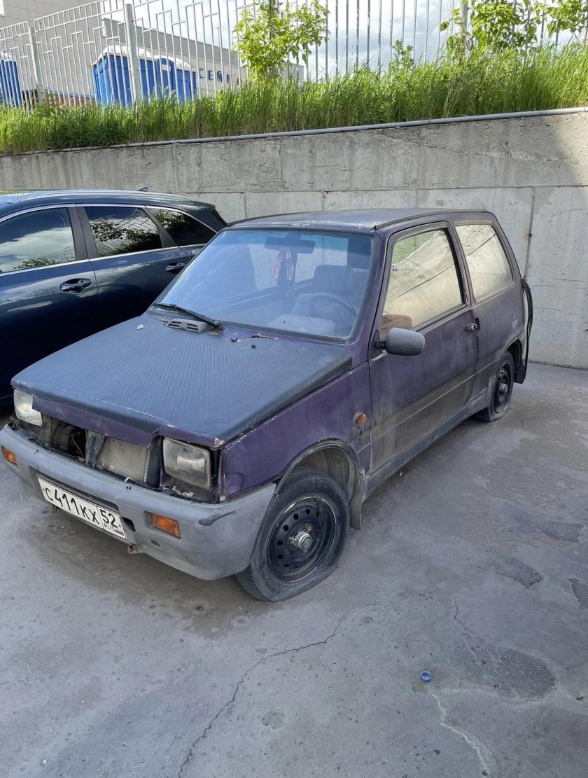 Брошенный разукомплектованный автомобиль во дворе