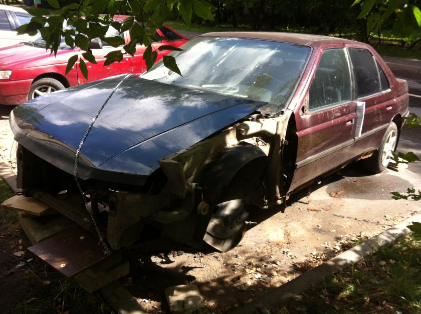 Брошенный разукомплектованный автомобиль во дворе