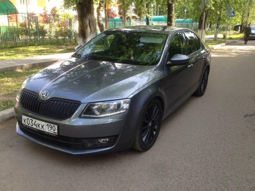 Skoda Octavia черная r18