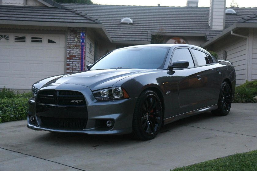 Додж Чарджер srt8