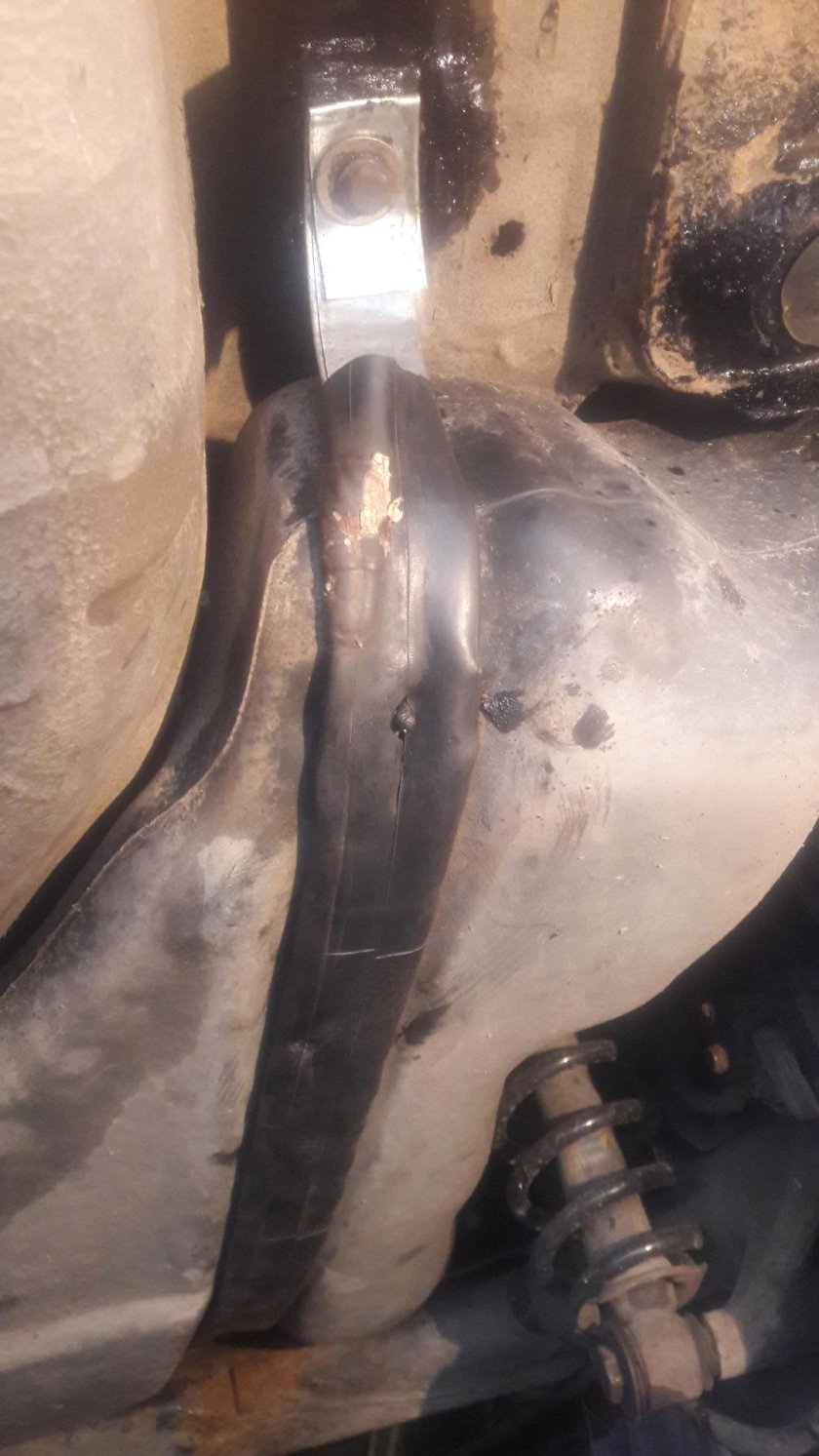 Кронштейны топливных трубок Ауди 80