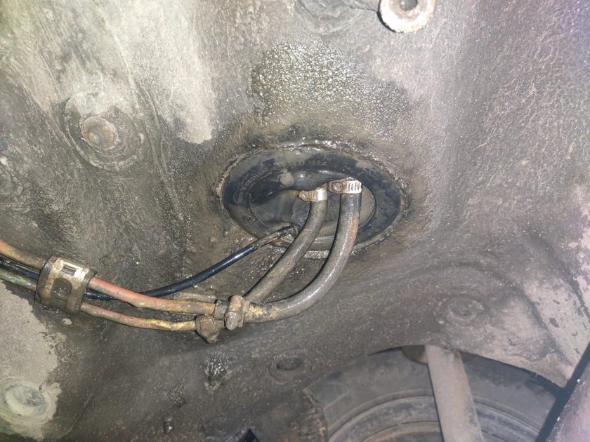 Пошаговое снятие топливного бака Ауди 80 б3 для очистки