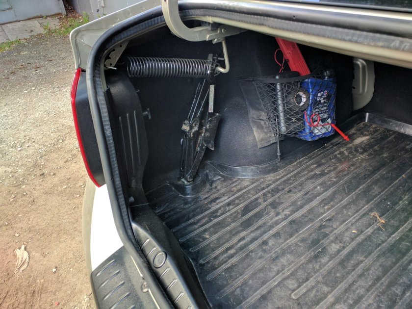 Пластик багажника Логан 2