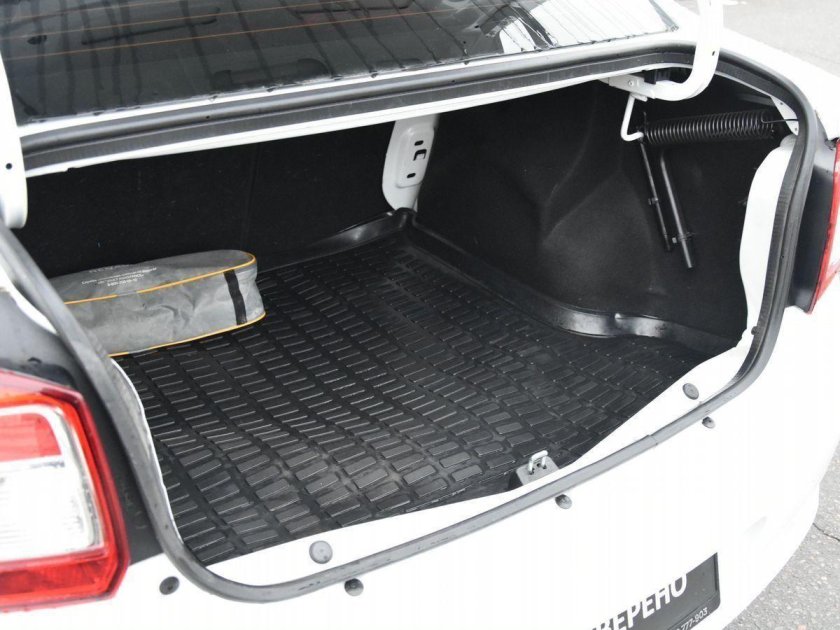 Белый рено логан