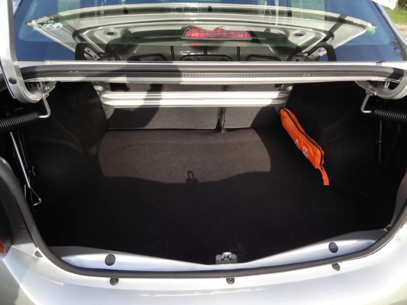 Рено Логан открытый багажник