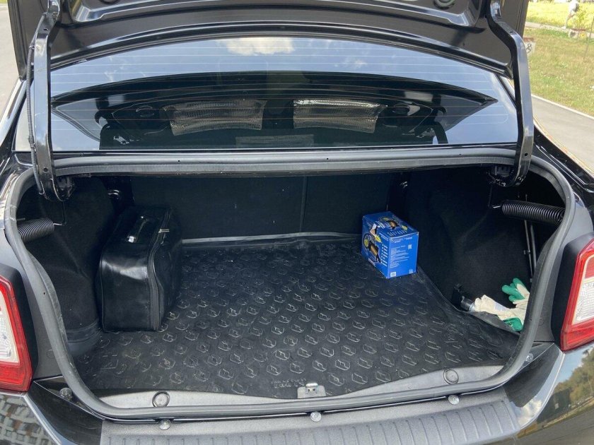 Черный рено логан