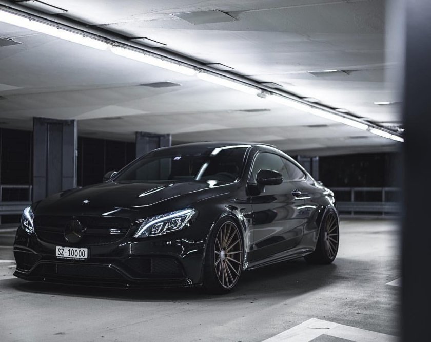 Мерседес с 63 АМГ черный