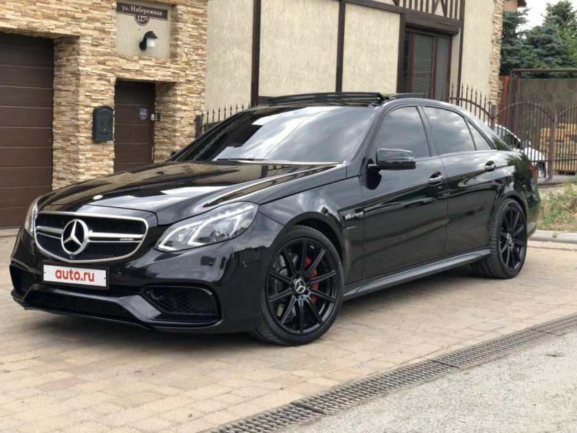 Мерседес-Бенц е63 АМГ 212