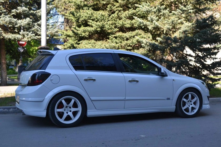 Опель Астра h хэтчбек 5 белая