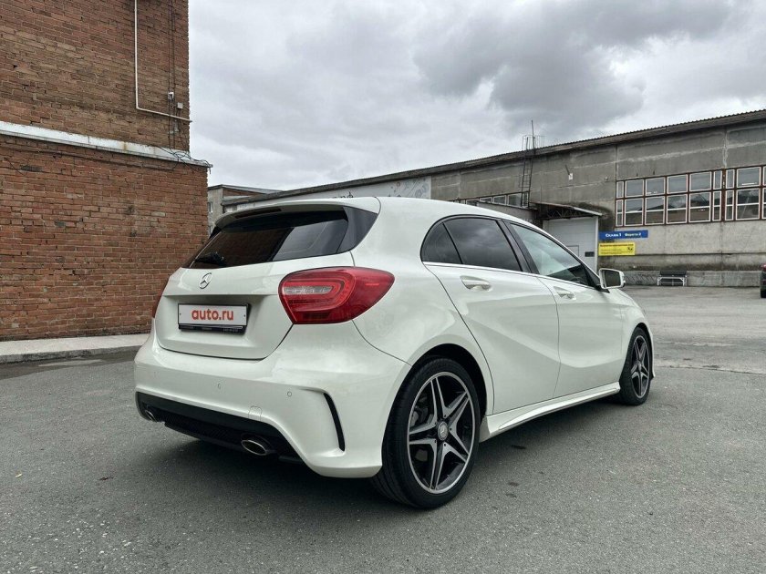 Белый мерседес бенц