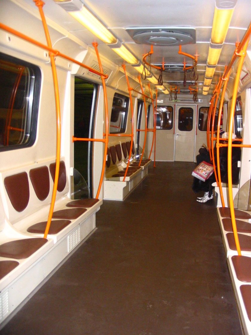 Метровагон Яуза салон