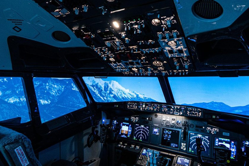 Кабина Боинг 737 ночью