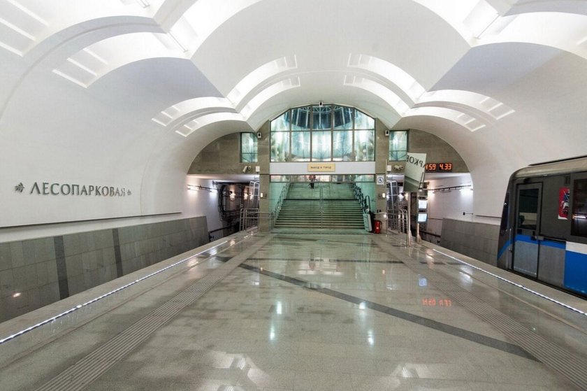 Станция метро Лесопарковая