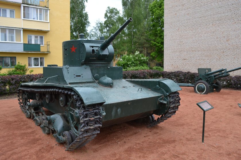 Памятник танк т - 34- Старая Русса