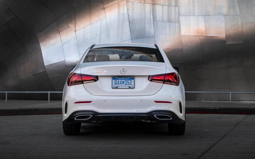 Мерседес 200 сзади