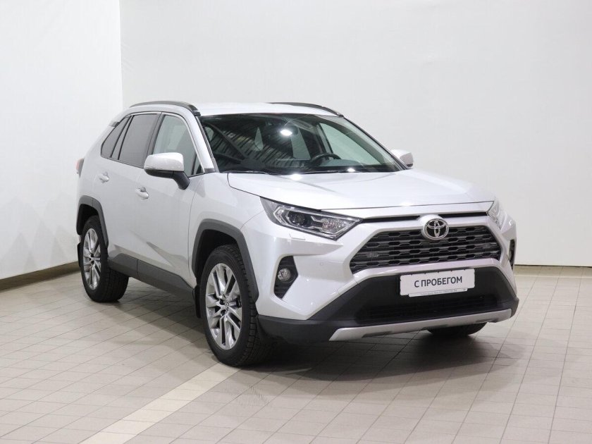 Белая тойота рав 4