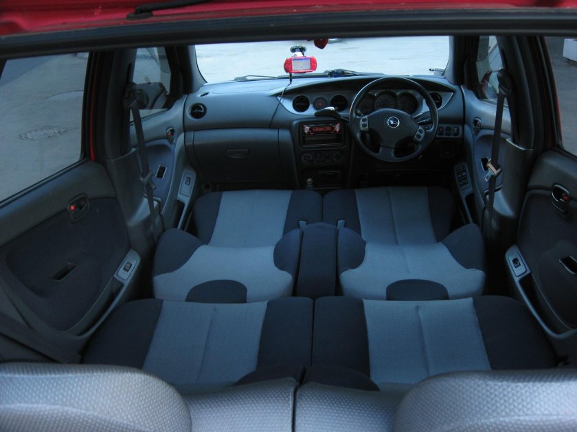 Daihatsu YRV 1.3 салон