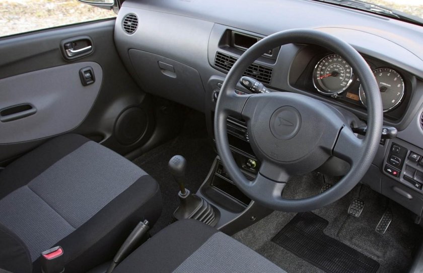 Daihatsu Mira 2003 салон
