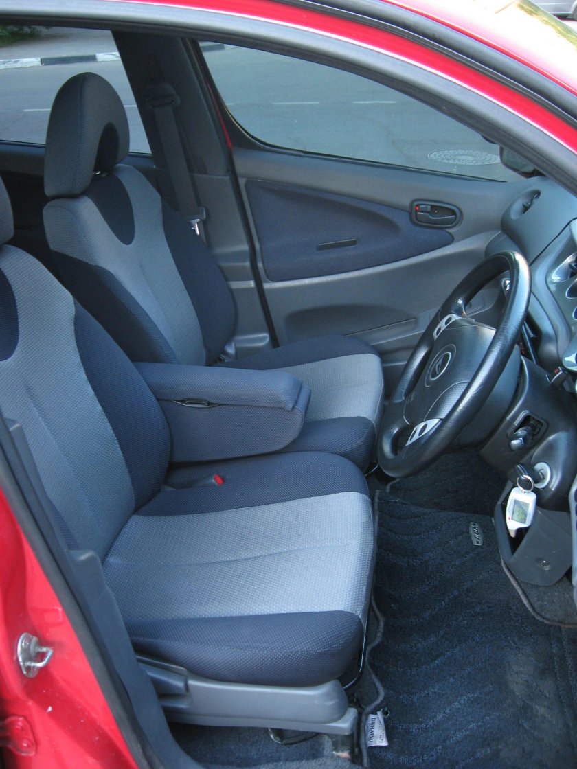 Daihatsu YRV салон