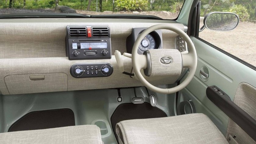Daihatsu Mira салон