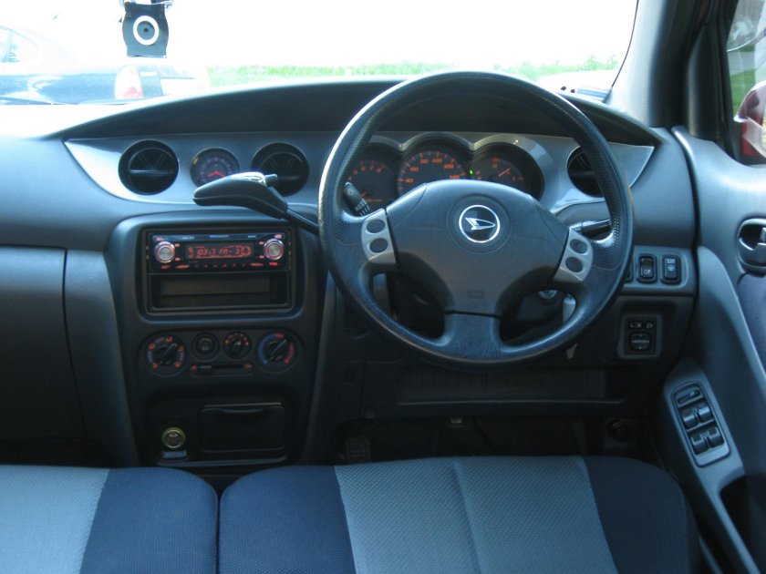 Daihatsu YRV 1.3 салон