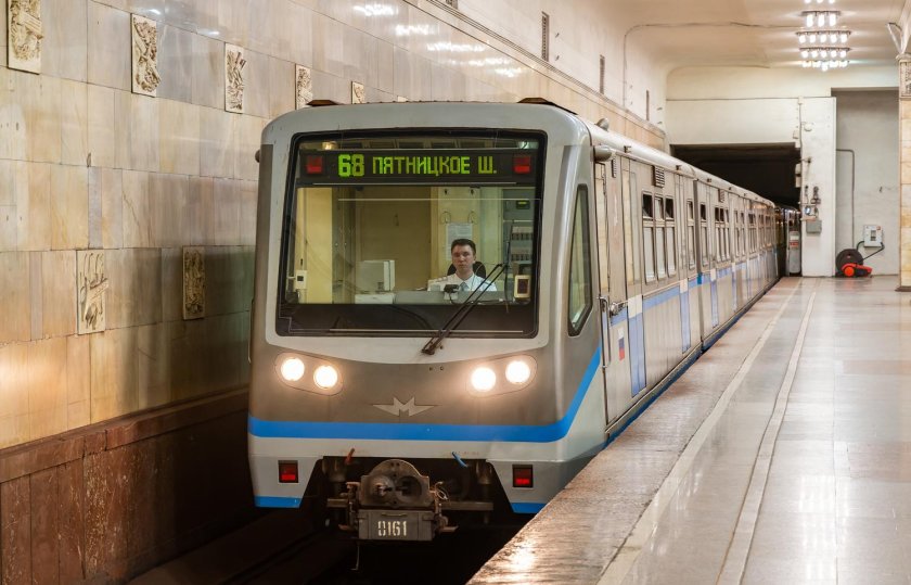 Поезд метро русич