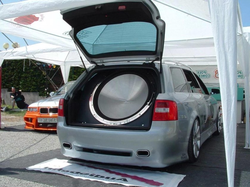 Сабвуфер в Toyota Vitz