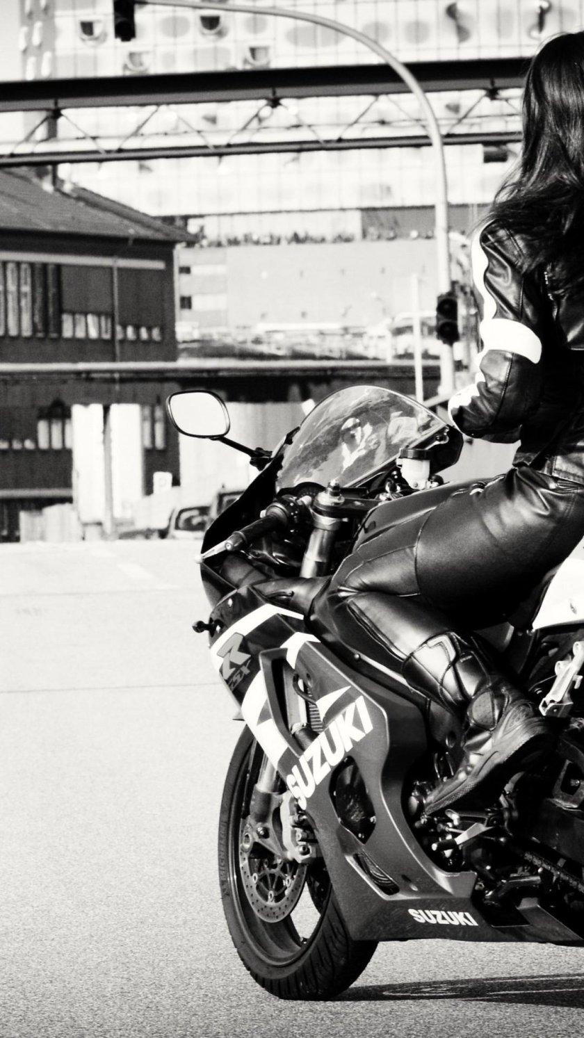 Брюнетка на мотоцикле