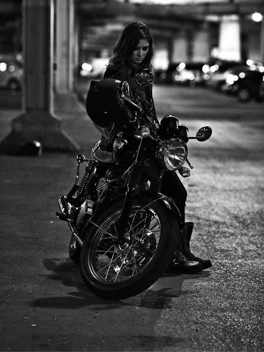 Девушка на мотоцикле